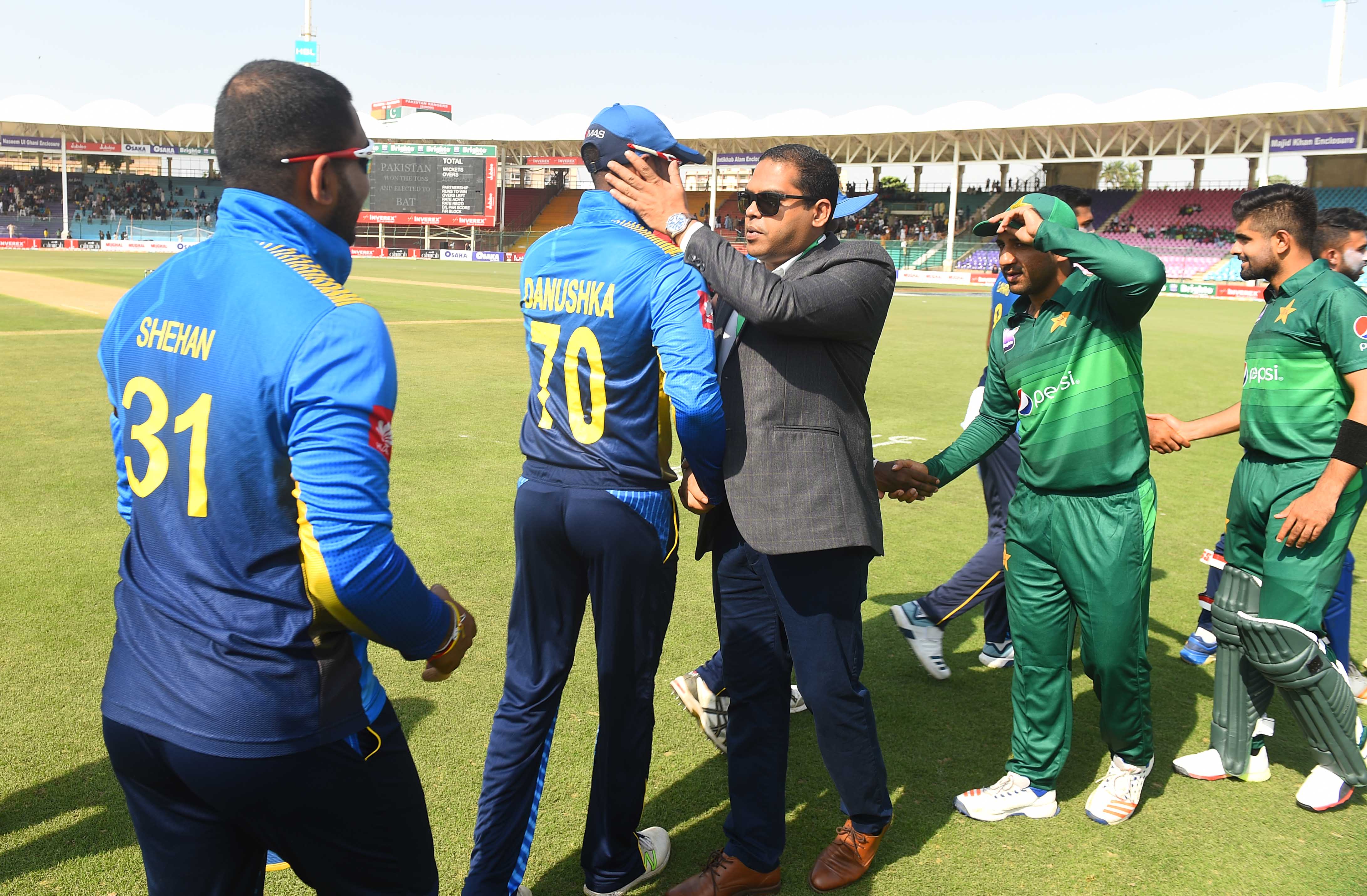 පාකිස්තානය පන්දුවට පහර දෙයි – කණ්ඩායමට දිරිදෙන්න ක්‍රීඩා ඇමැතිත් කරච්චි එයි
