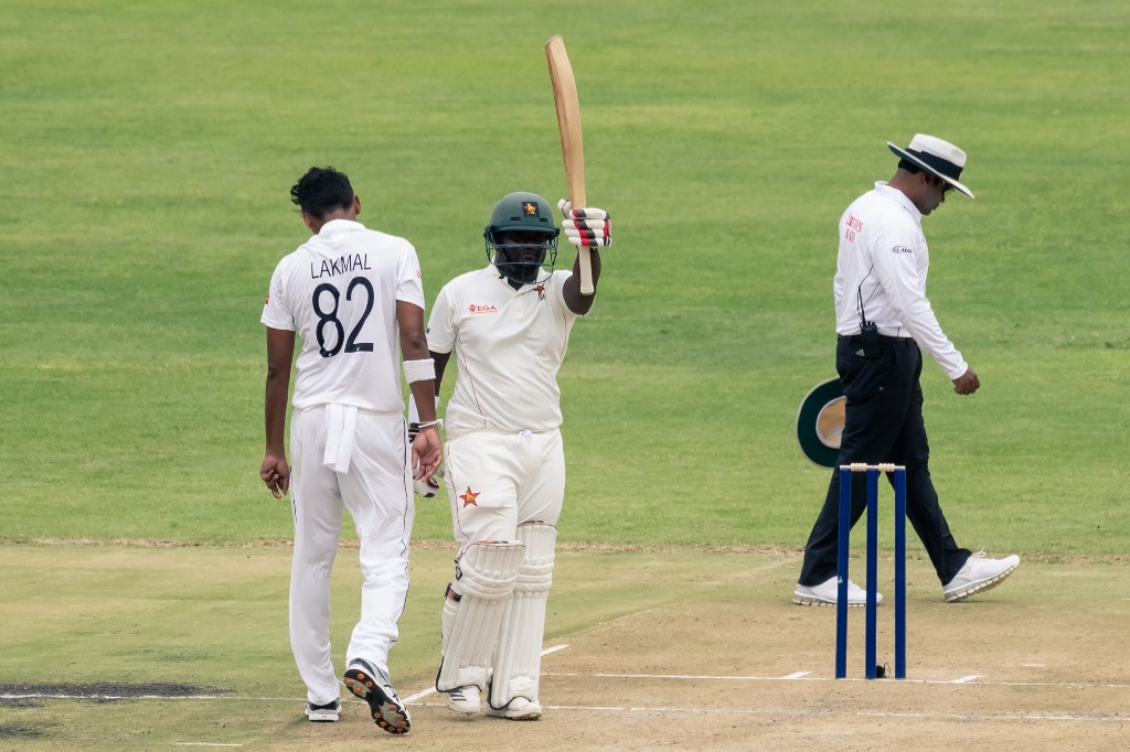 සිම්බාබ්වේ පිතිකරුවෝ කඩුලු ආරක්ෂා කරගනිති