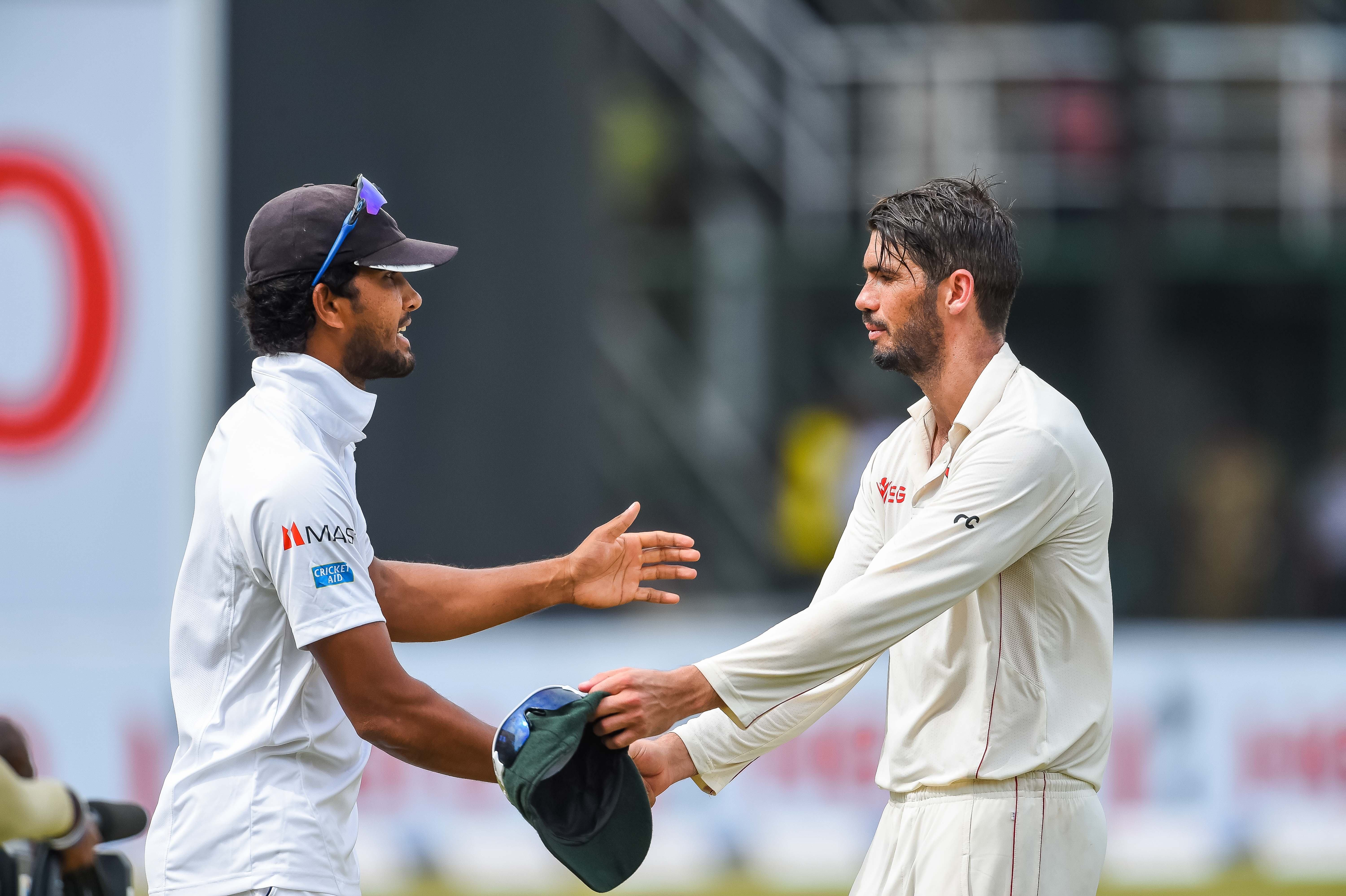 පන්දු රැකීමෙන් වැළකුණු චන්දිමාල් අවධානමෙන් මිදෙයි