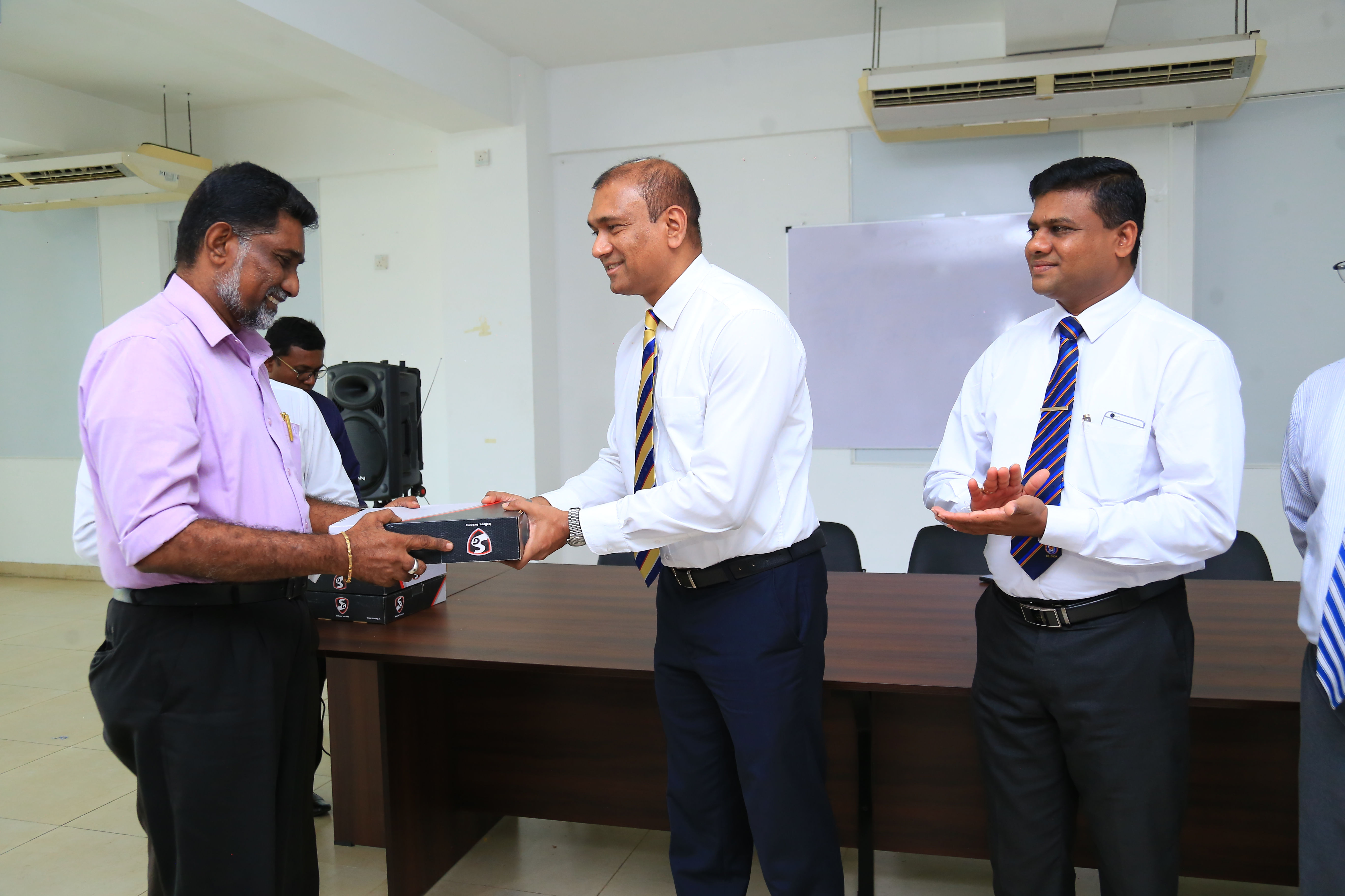 පාසල් පුහුණුකරුවන් 225 කට ශ්‍රී ලංකා ක්‍රිකට් වෙතින් ලක්ෂ 45 ක්