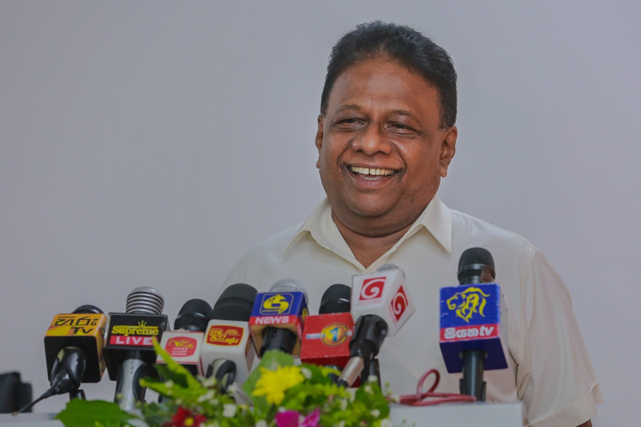 කොන්දේසි විරහිත ගමනකට අත දිගු කරමින් ක්‍රීඩා ඇමැති ක්‍රිකට් පරිපාලනයට තුති පුදයි