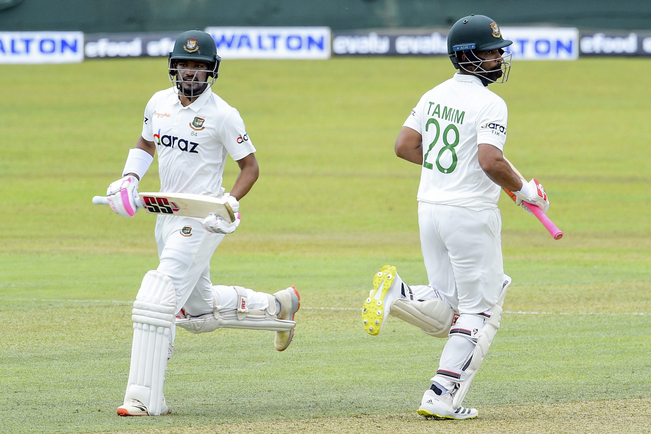 Bangladesh 302/2, Hossain n.o. 126, Iqbal 90, Haque n.o. 64