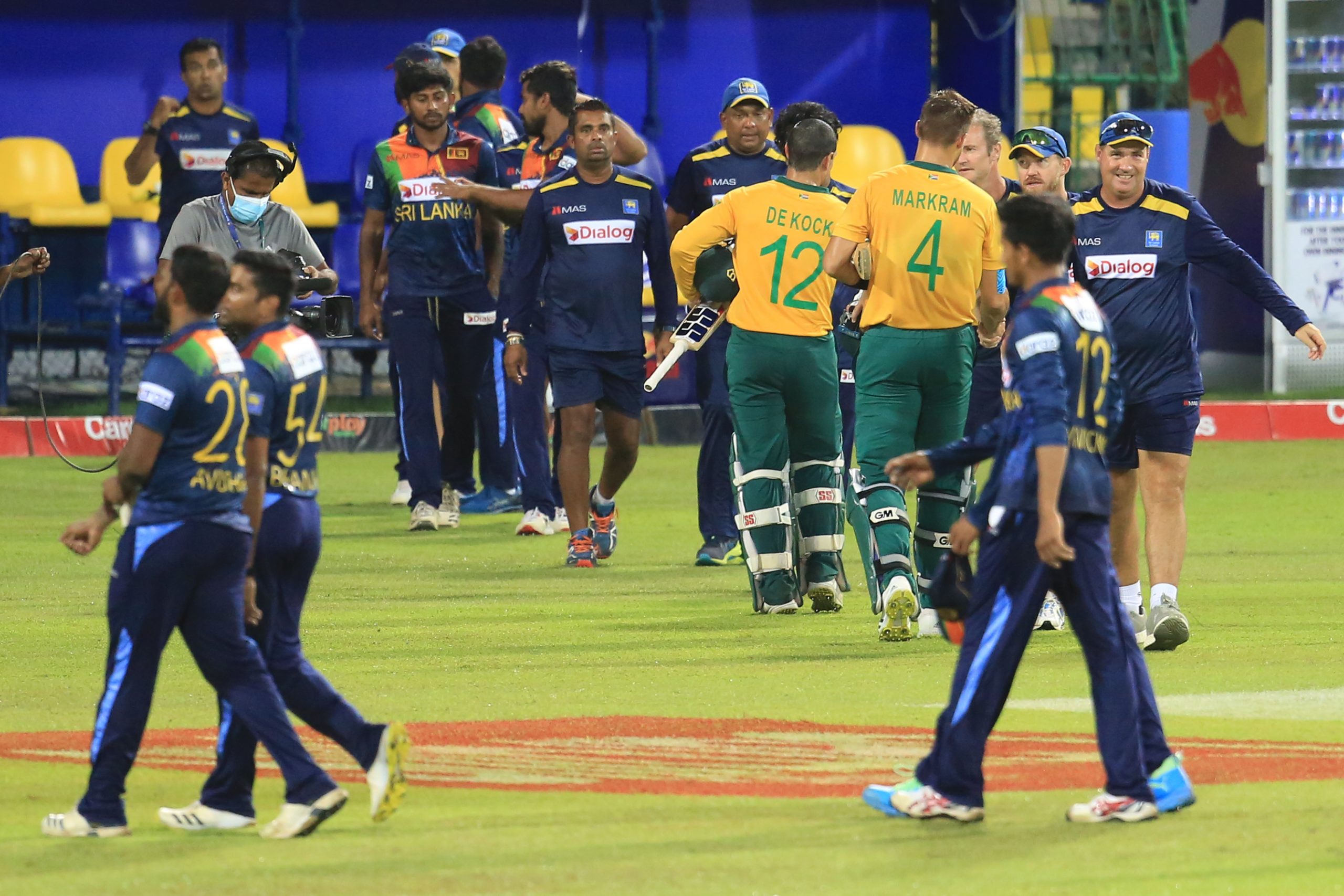 දකුණු අප්‍රිකානුවෝ හඹා ගොස් ජය ගනිති