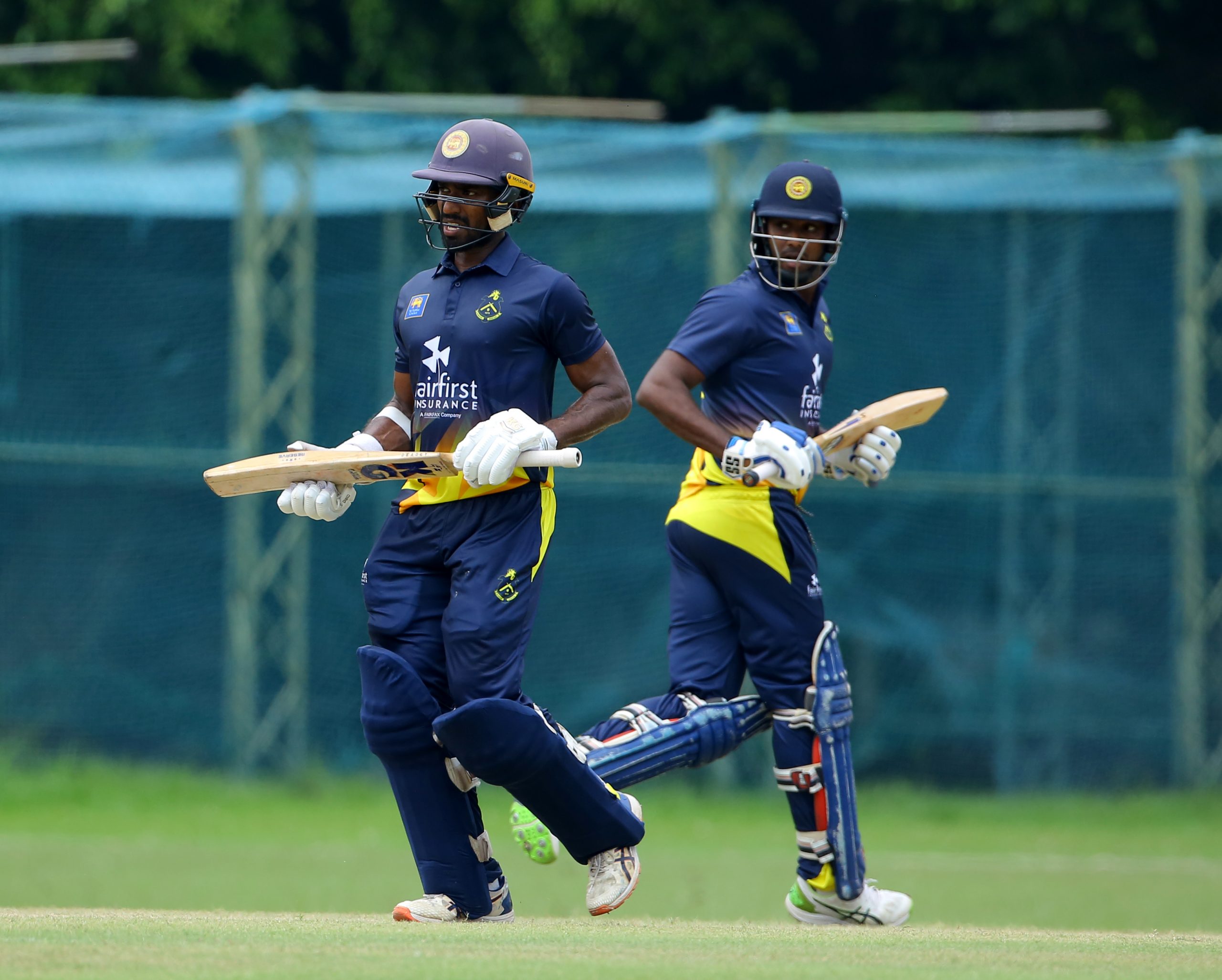 පළමු දිනයේදීම පොලිසියෙන් පෙරැළියක්