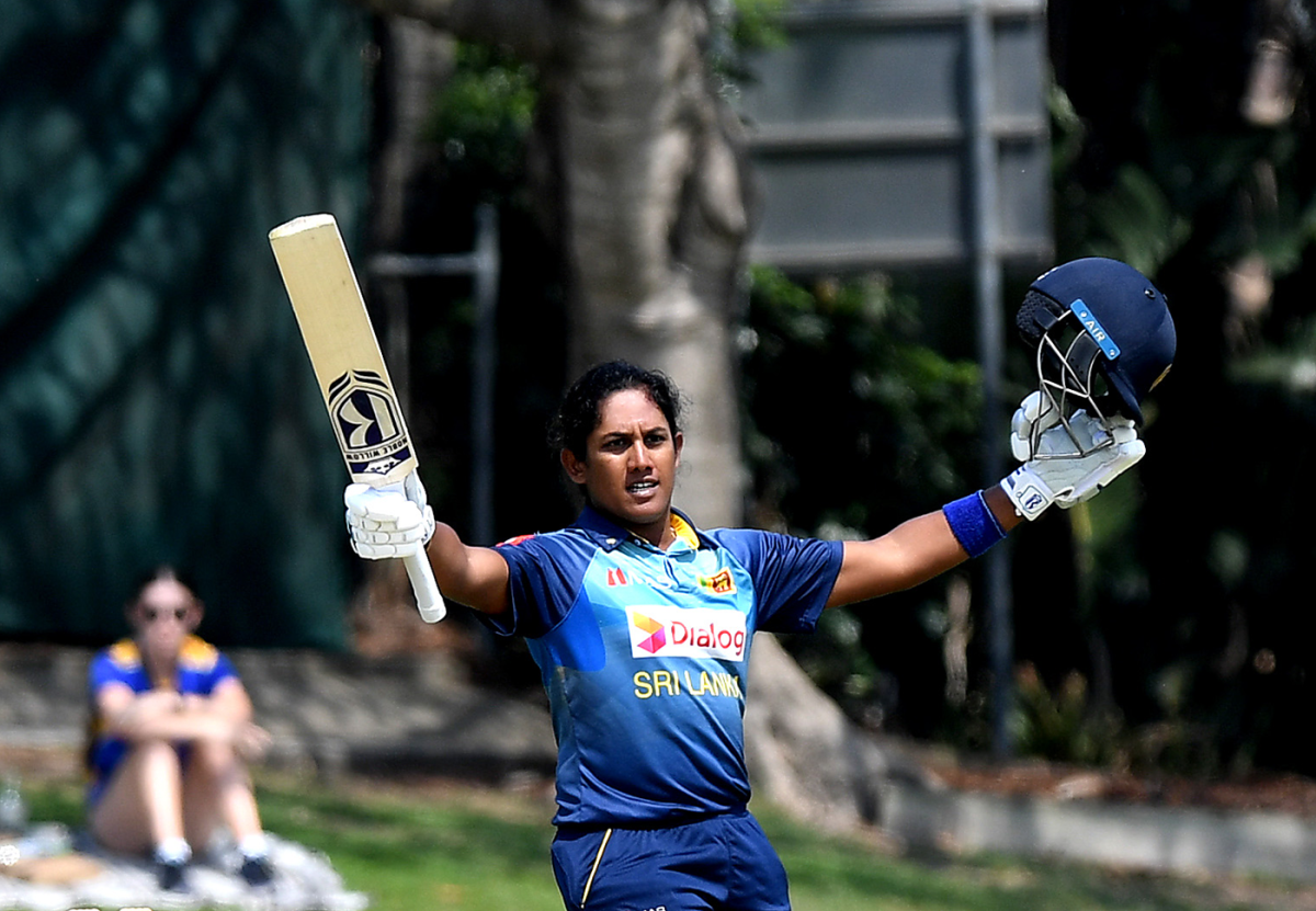 චමරි අතපත්තු හොඳම පිතිකාරිණියන් 10 දෙනා අතරට