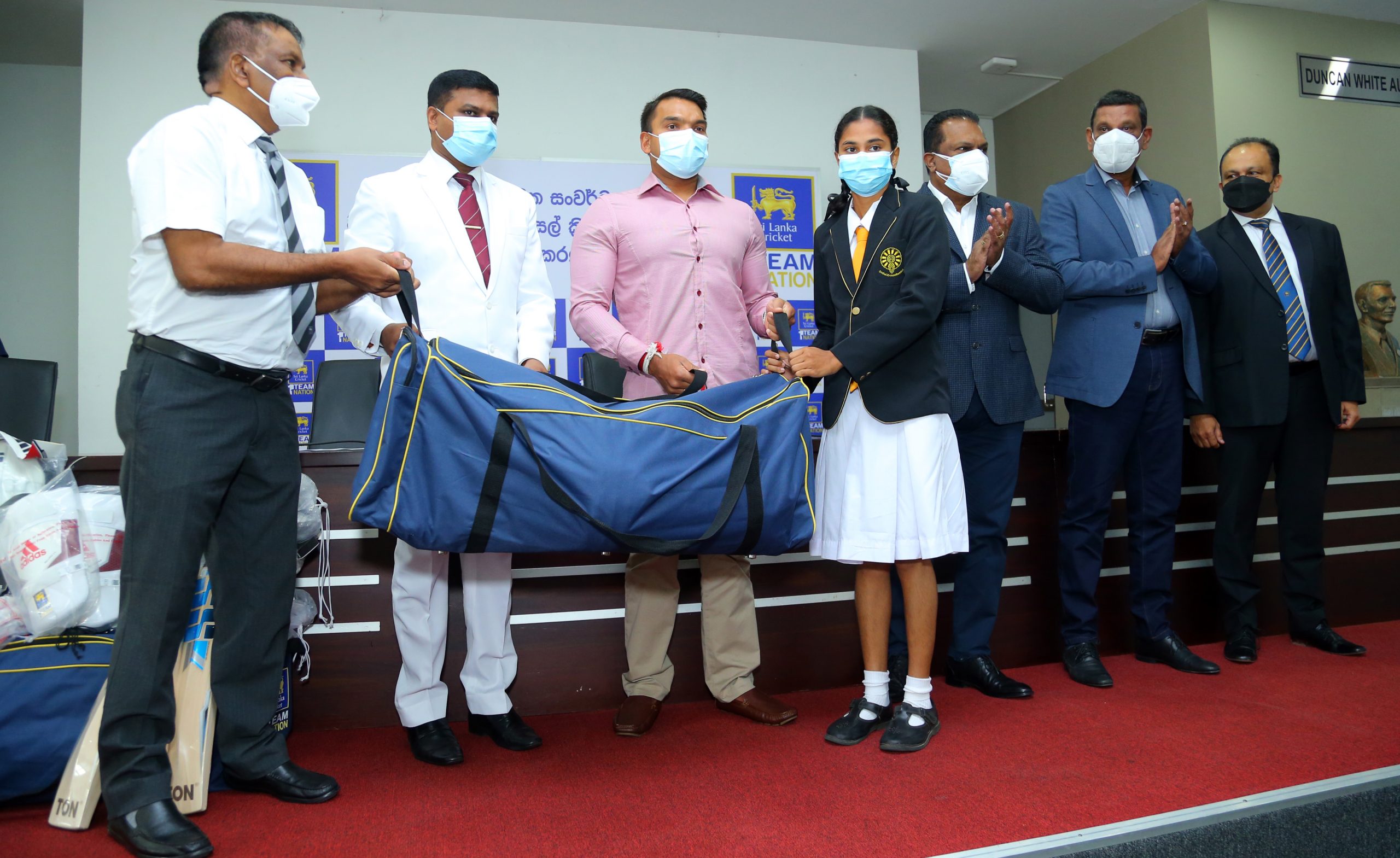 ක්‍රීඩා ඇමැතිවරයාගෙන් ක්‍රිකට් ආයතනයට ‘මල් මිටක්’