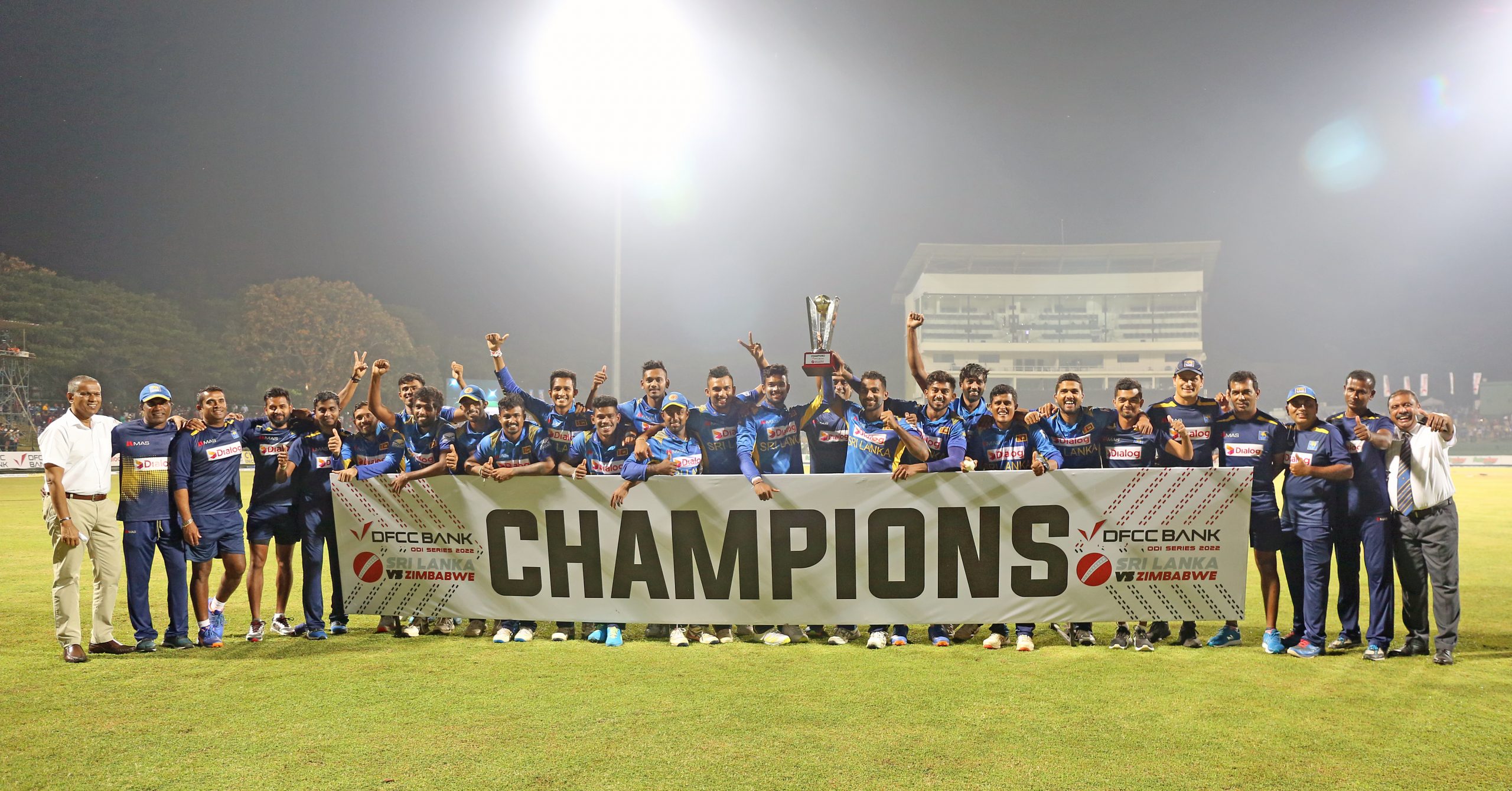 පන්දු යවන්නෝ ශ්‍රී ලංකාව ඉලක්ක කරා රැගෙන යති