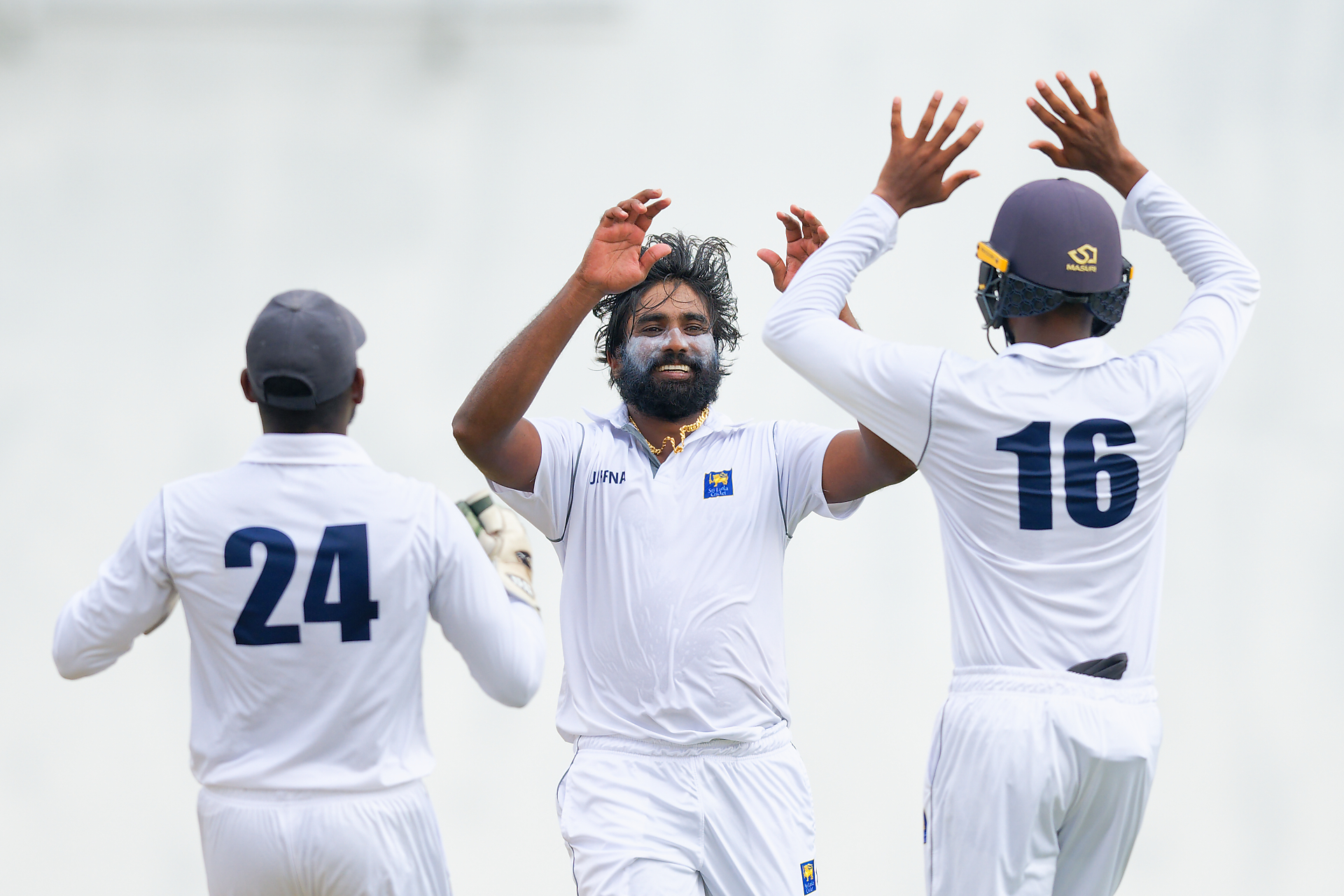 නුවන් ප්‍රදීප්ගෙන් සුපිරි පන්දු යැවීමක්